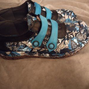 NIB Blue leather flats with flower designs size 10